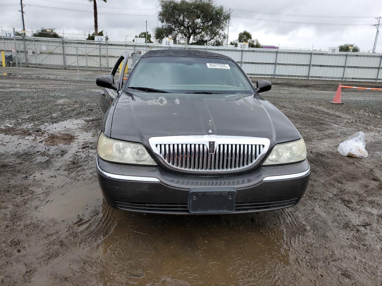 2004 LINCOLN Town Car