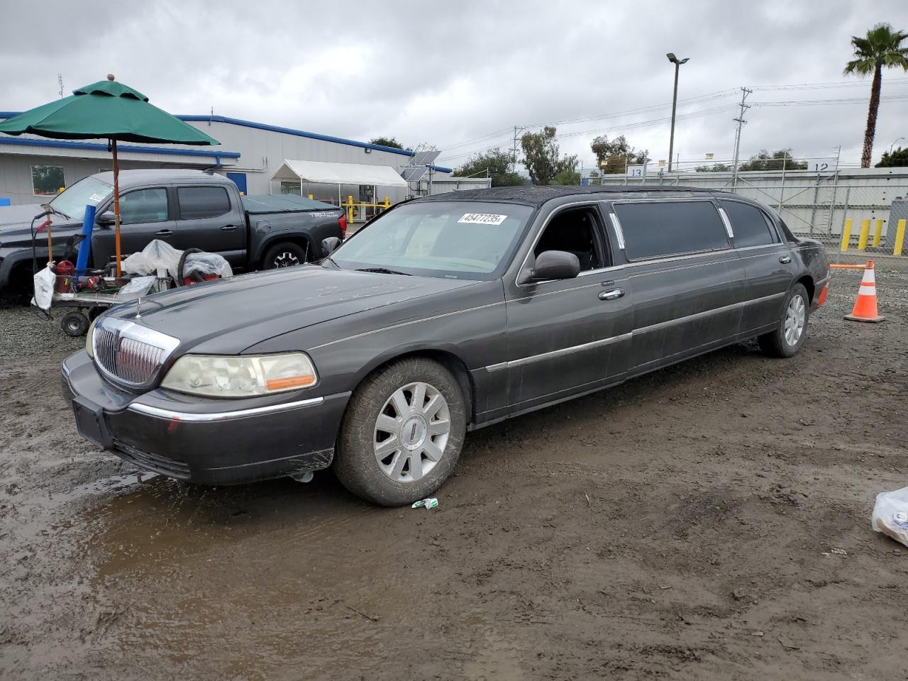 2004 LINCOLN Town Car