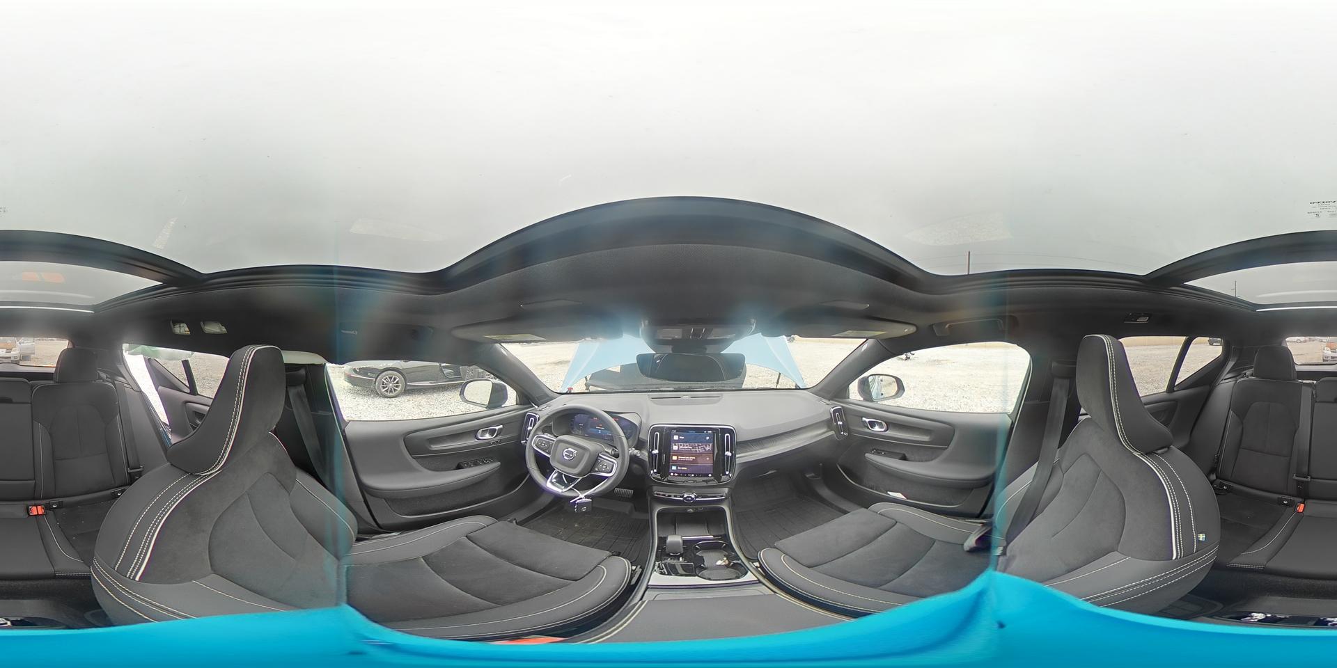 2024 VOLVO XC40