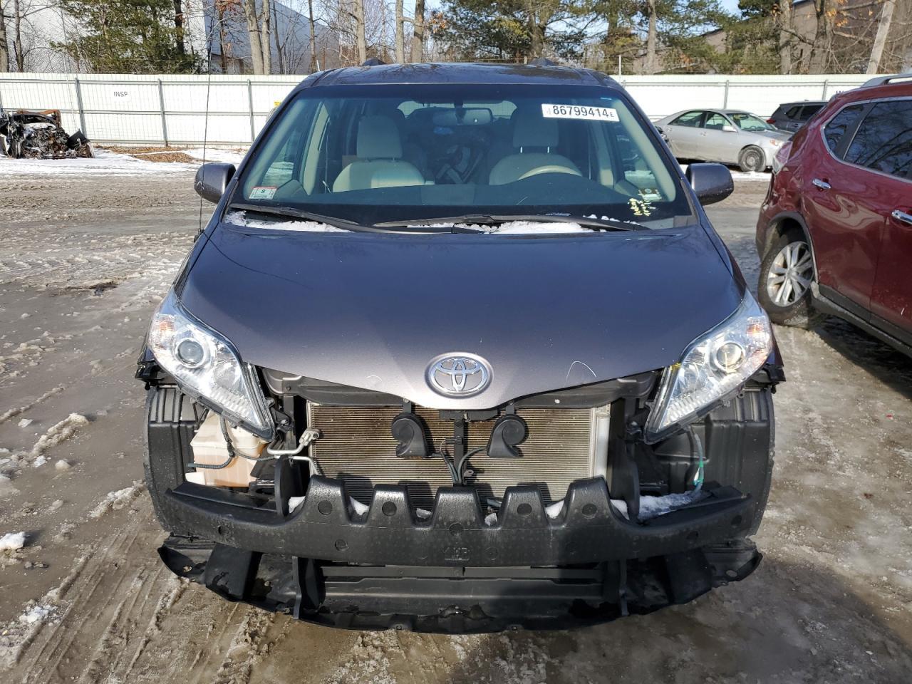 2011 TOYOTA SIENNA