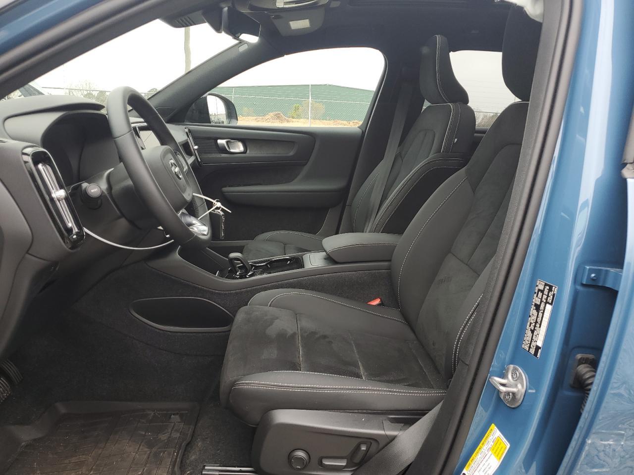 2024 VOLVO XC40