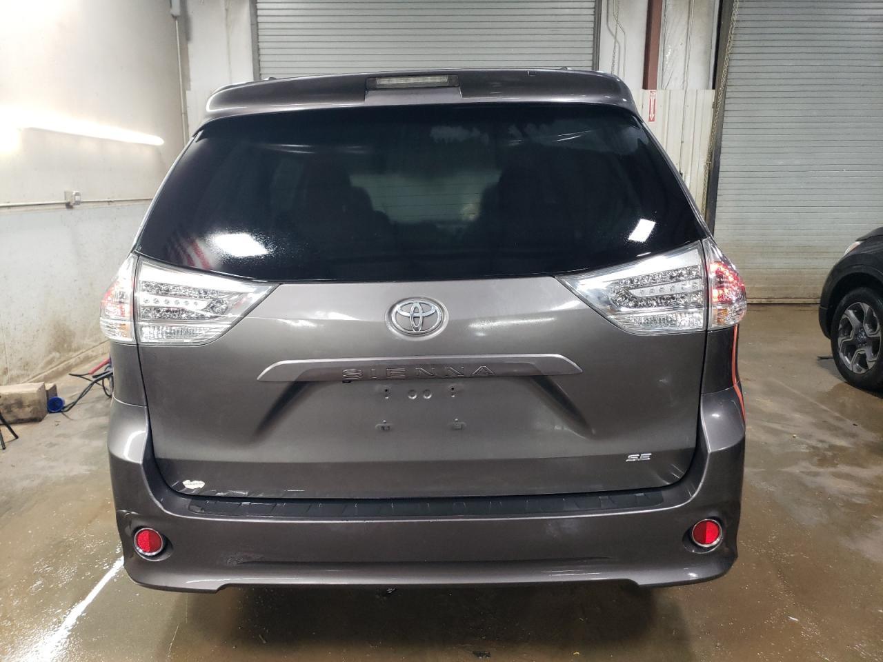 2011 TOYOTA SIENNA