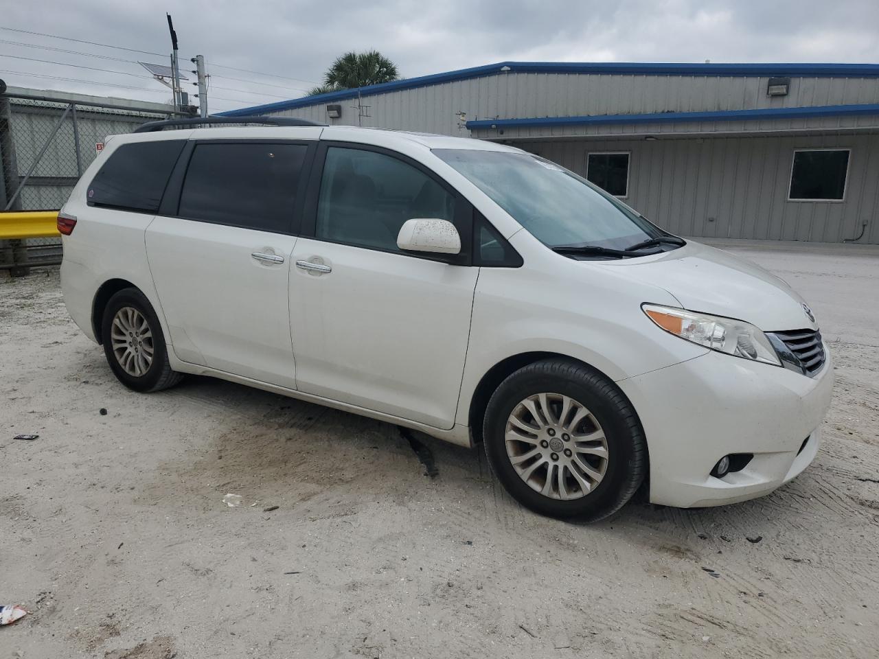 2017 TOYOTA SIENNA