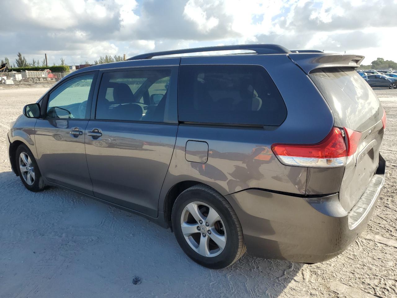 2011 TOYOTA SIENNA