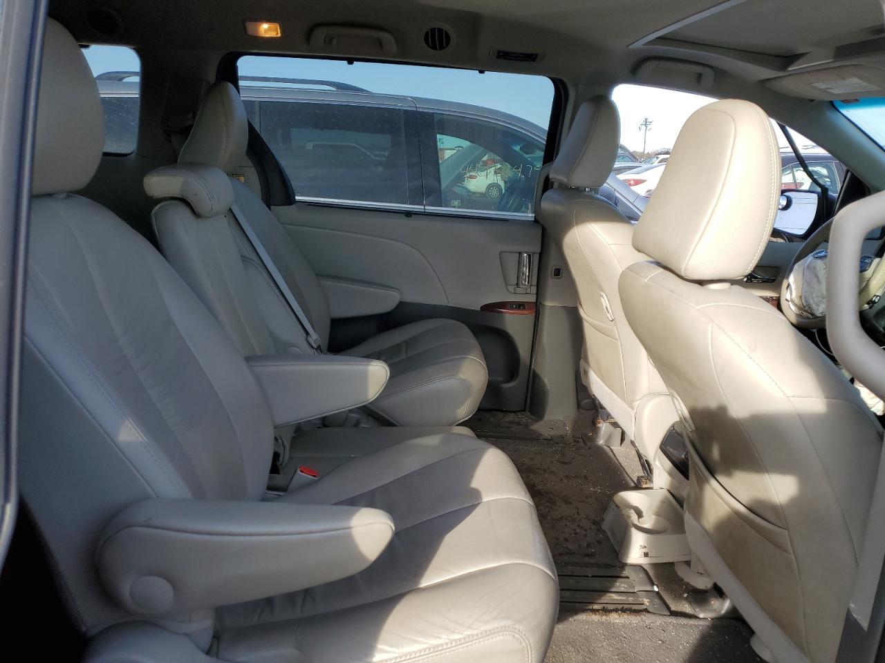 2012 TOYOTA SIENNA