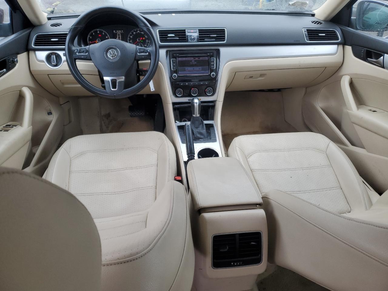 2013 VOLKSWAGEN Passat
