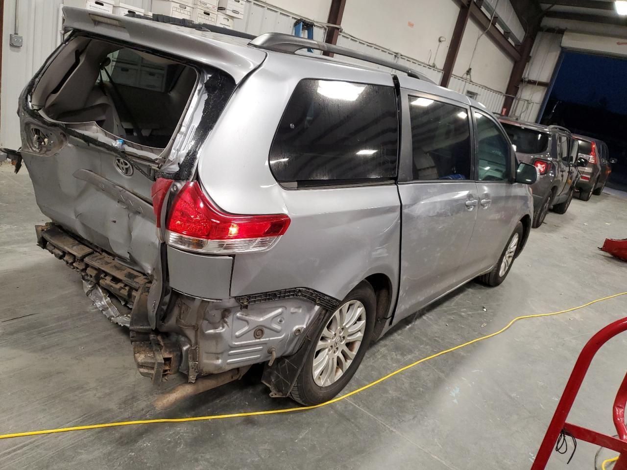 2013 TOYOTA SIENNA