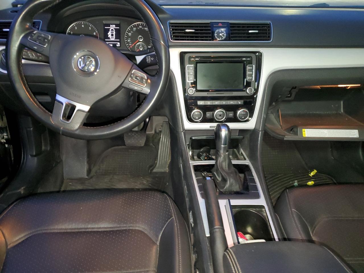 2012 VOLKSWAGEN Passat