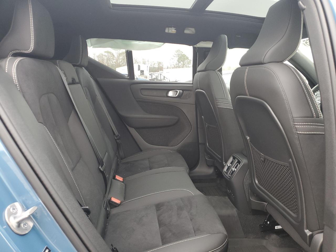 2024 VOLVO XC40