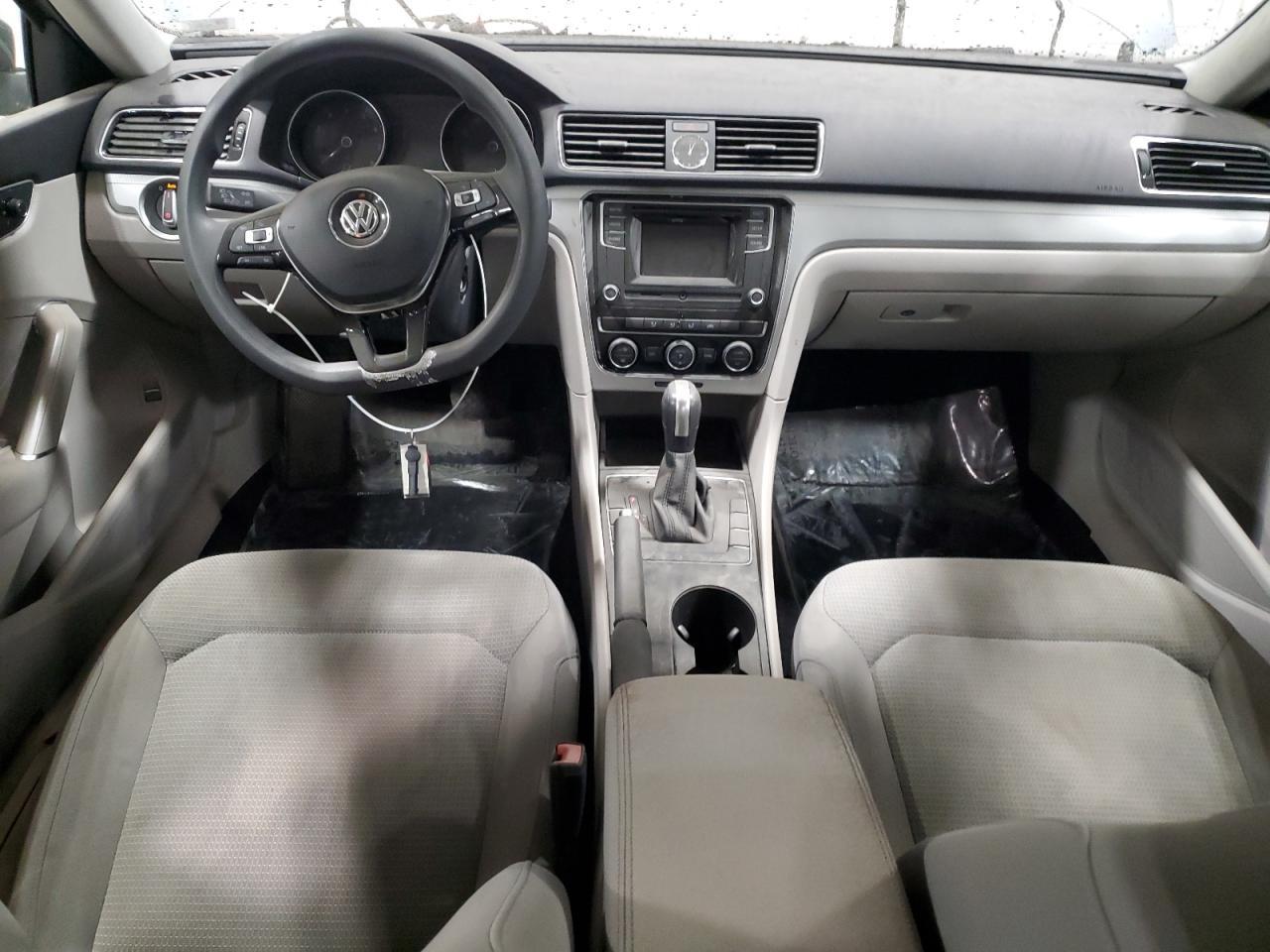 2016 VOLKSWAGEN Passat