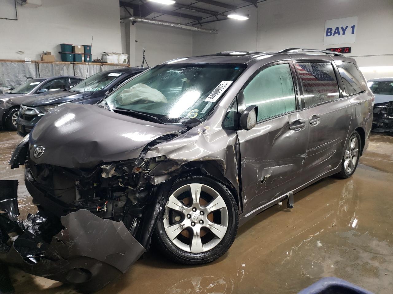 2011 TOYOTA SIENNA