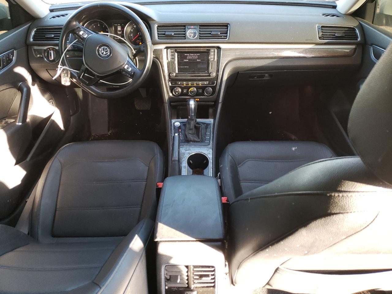 2017 VOLKSWAGEN Passat