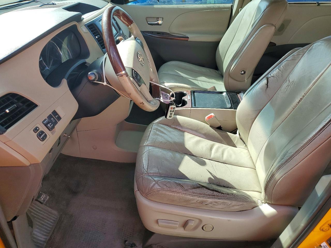 2011 TOYOTA SIENNA