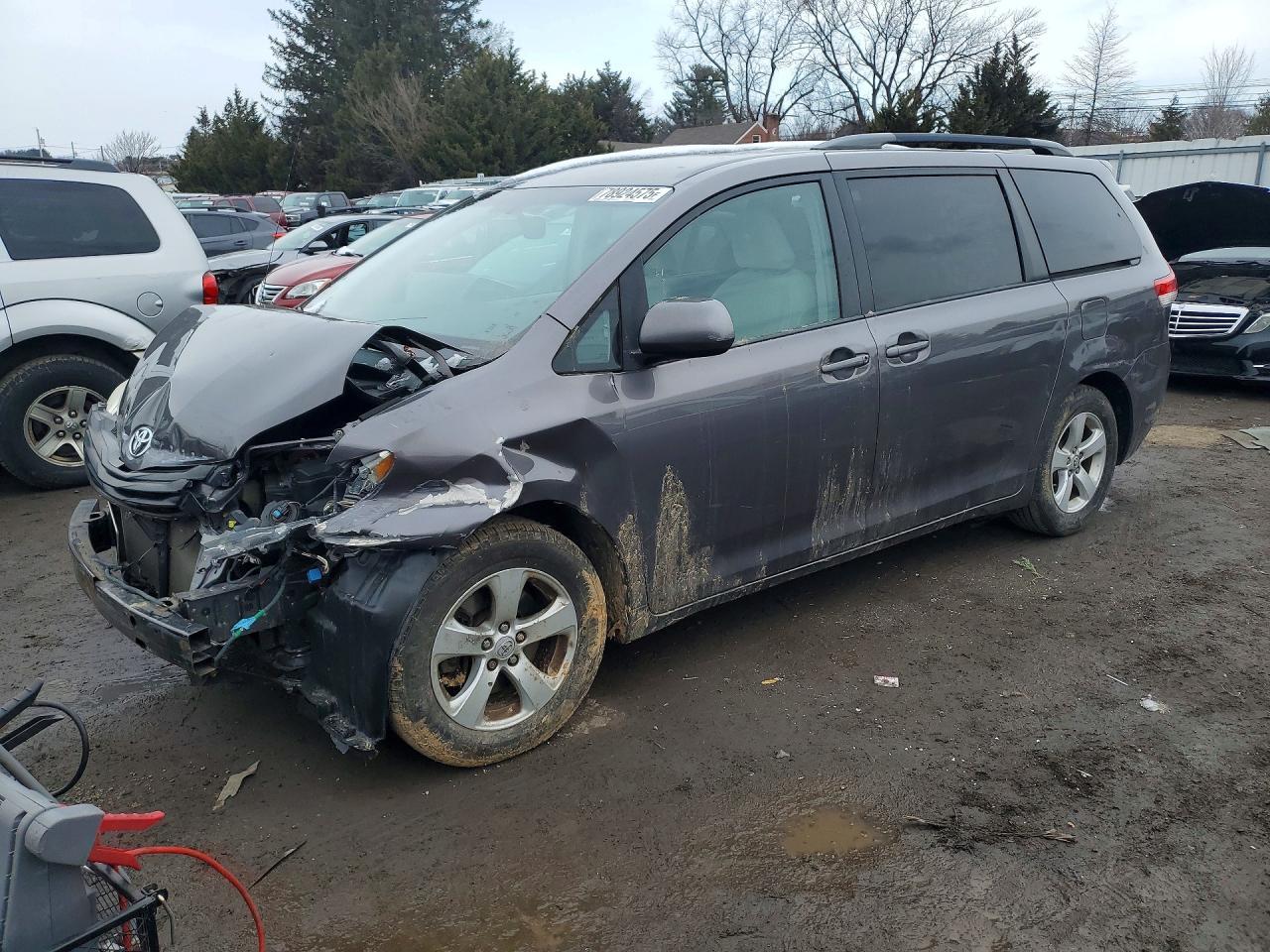 2011 TOYOTA SIENNA