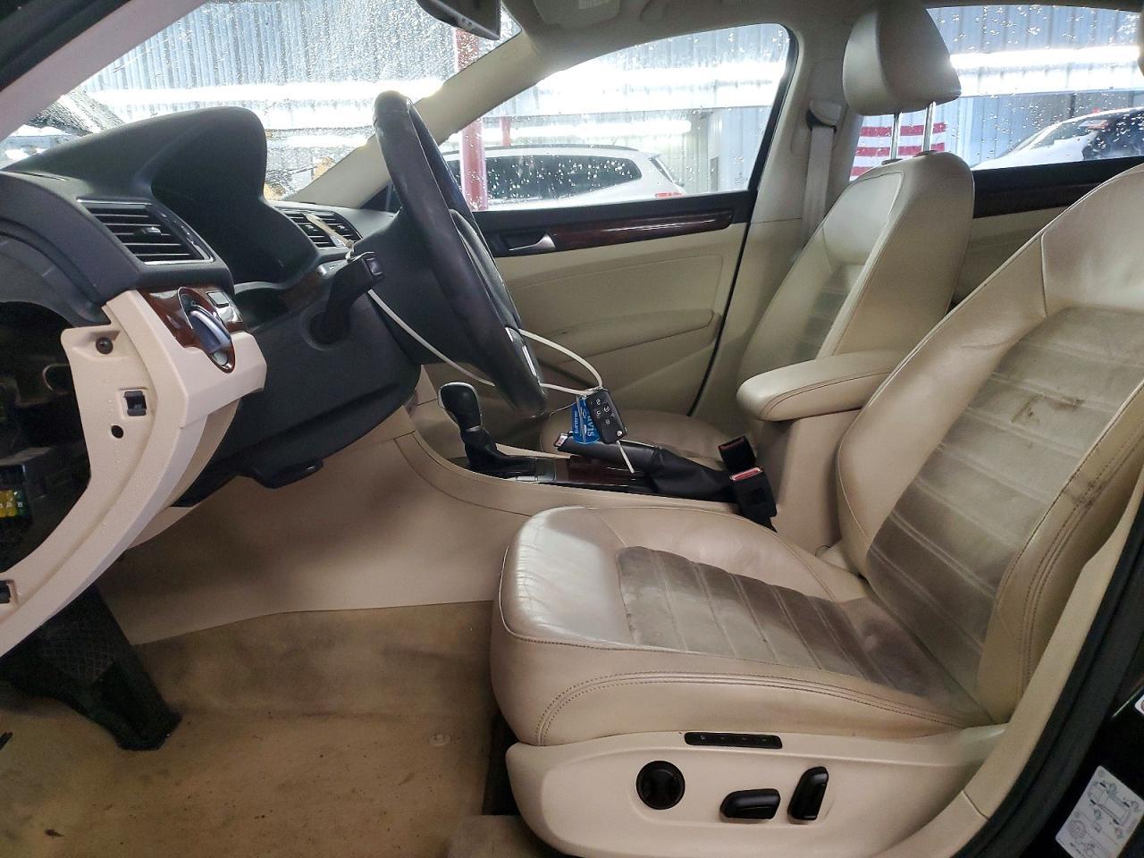 2012 VOLKSWAGEN Passat