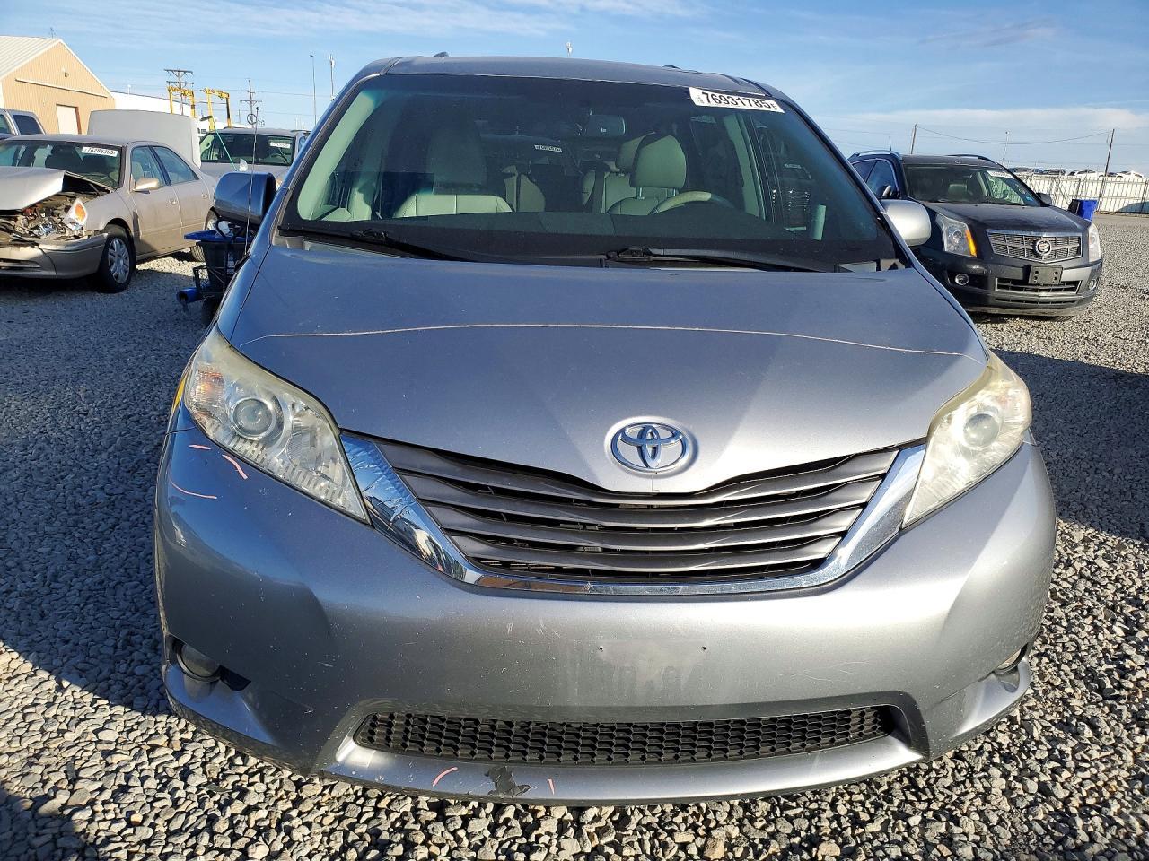 2011 TOYOTA SIENNA
