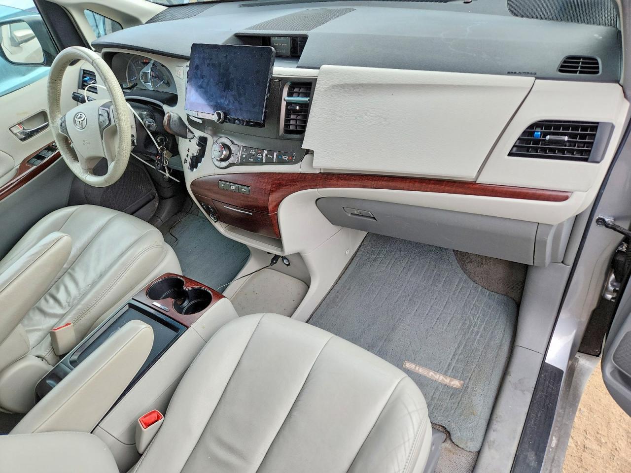2011 TOYOTA SIENNA