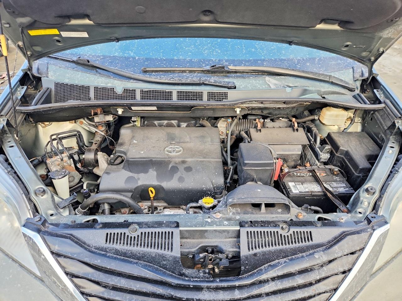 2011 TOYOTA SIENNA