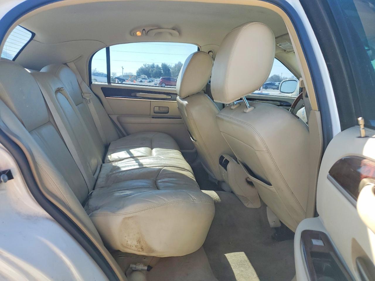 2011 LINCOLN Town Car
