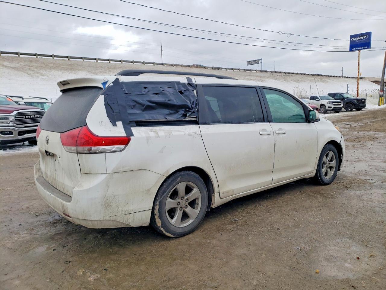 2011 TOYOTA SIENNA