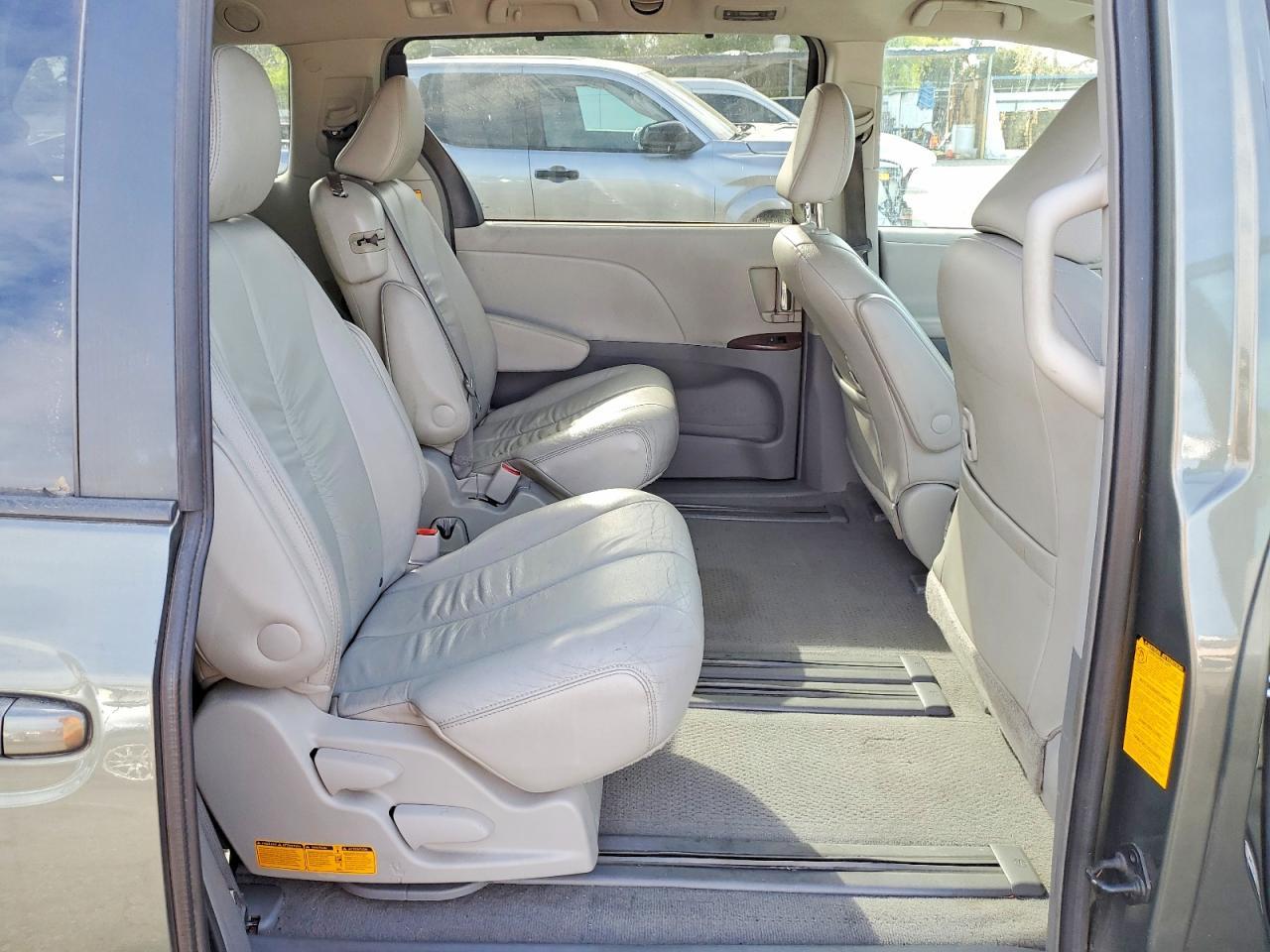 2011 TOYOTA SIENNA
