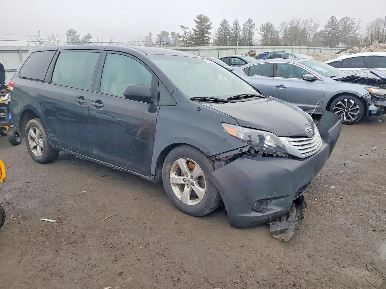 2011 TOYOTA SIENNA