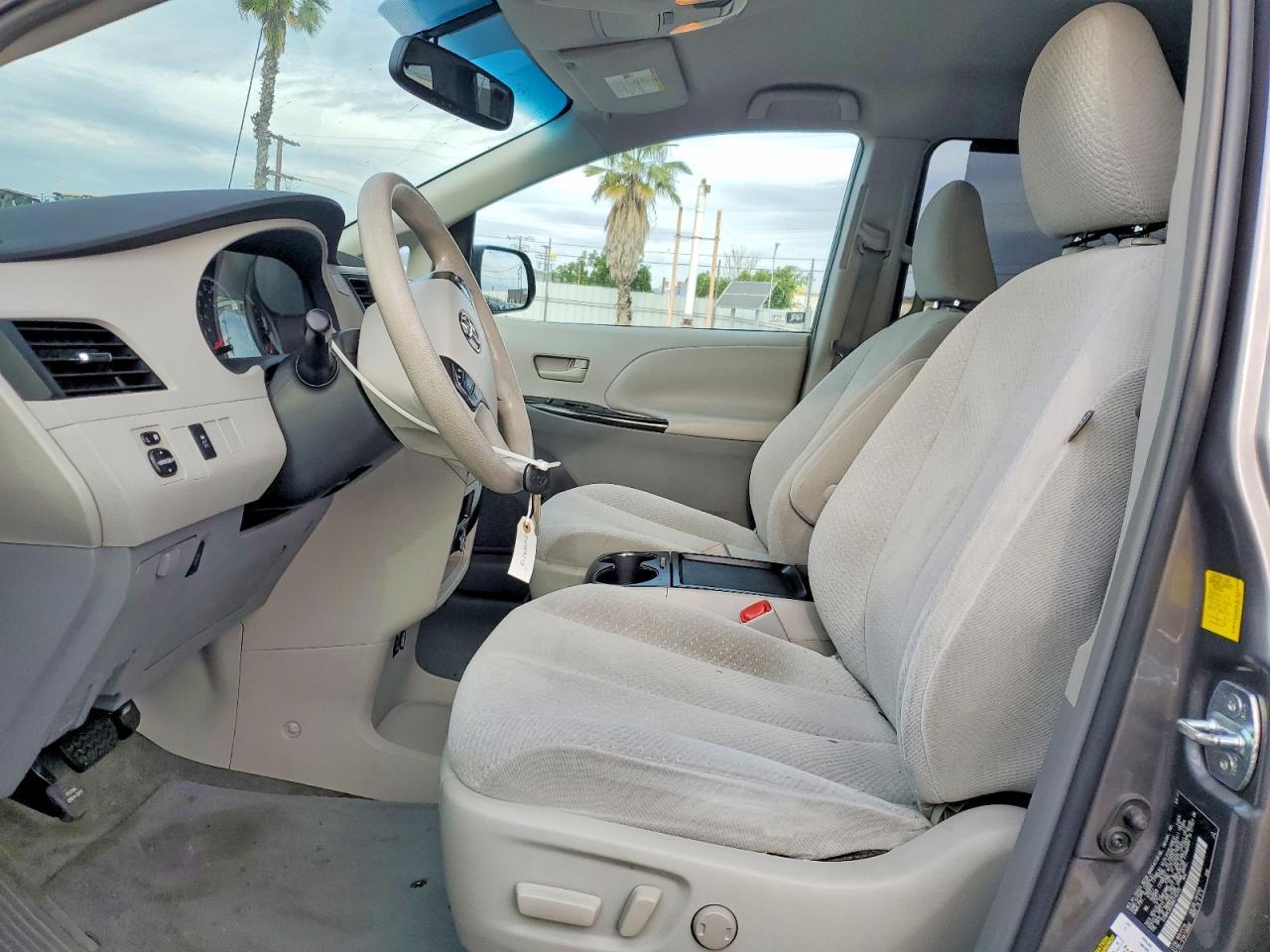 2011 TOYOTA SIENNA