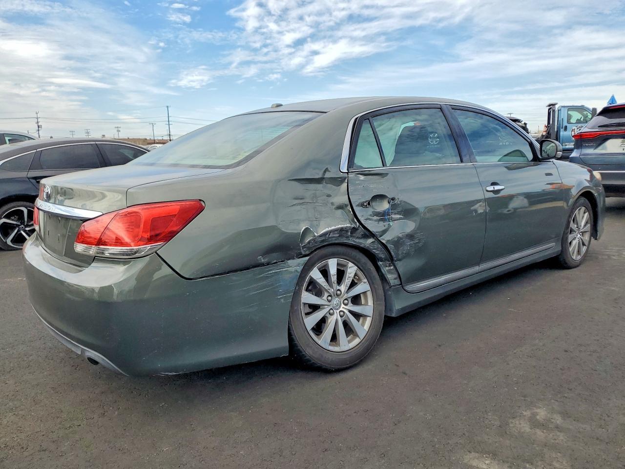 2011 TOYOTA Avalon