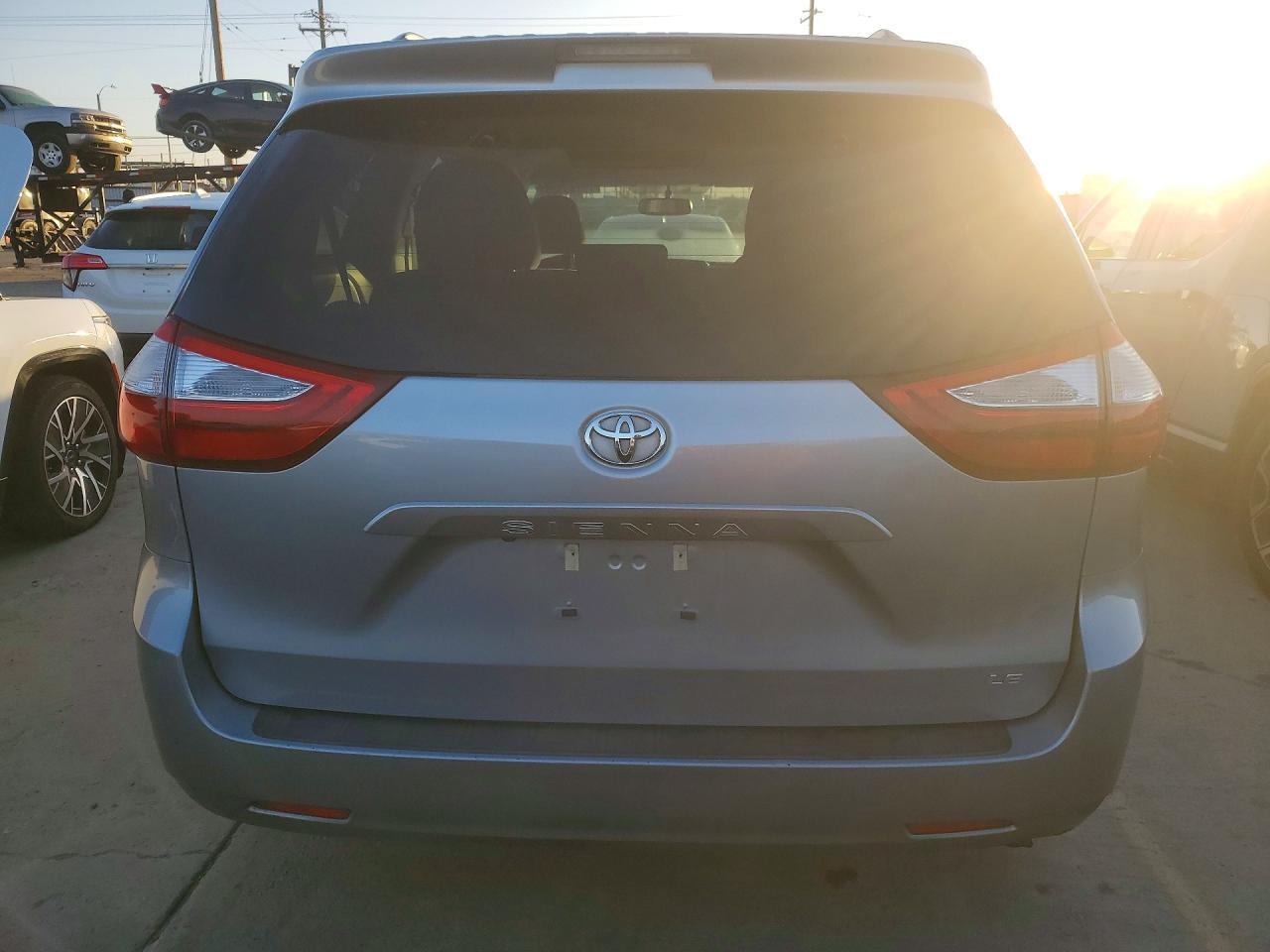 2017 TOYOTA SIENNA