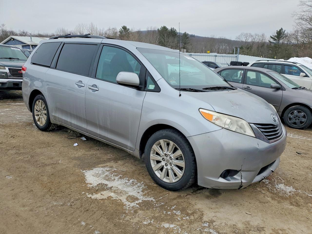 2012 TOYOTA SIENNA