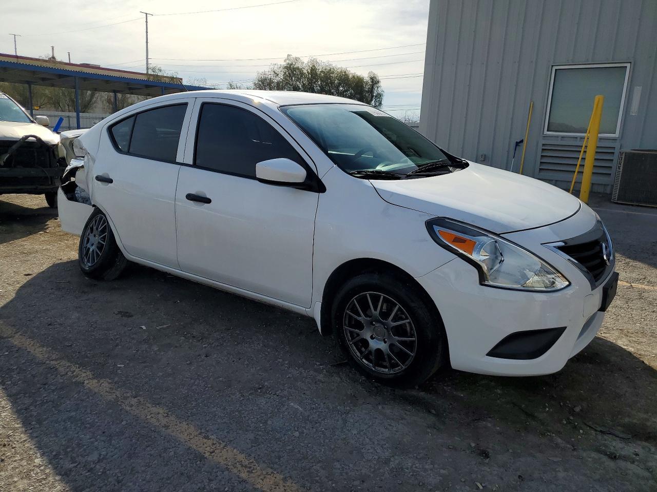 2016 NISSAN VERSA