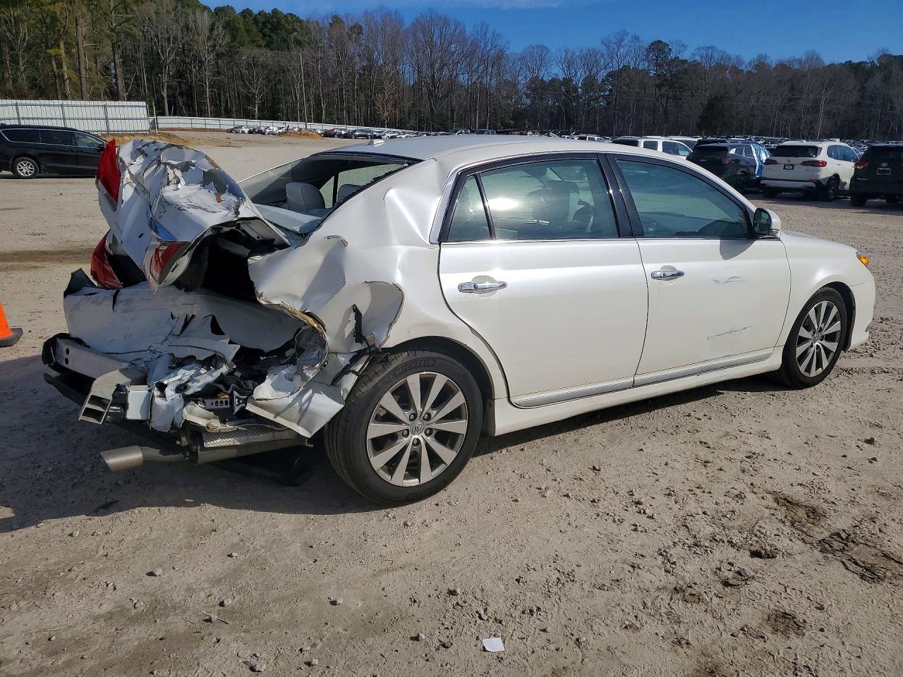 2011 TOYOTA Avallon