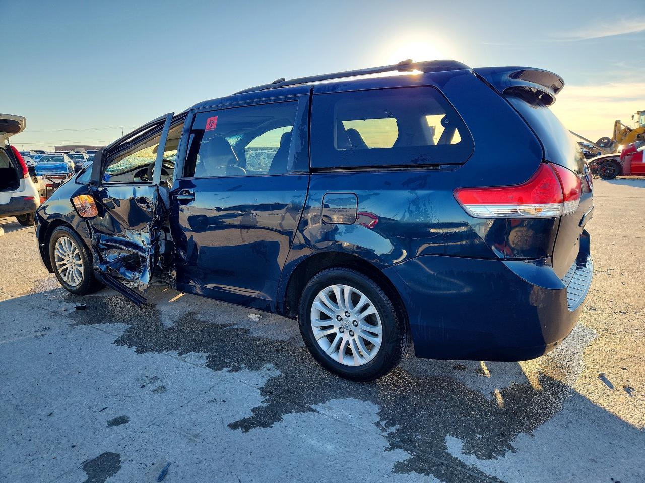 2011 TOYOTA SIENNA