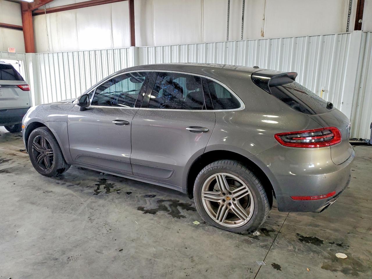 2016 PORSCHE Macan