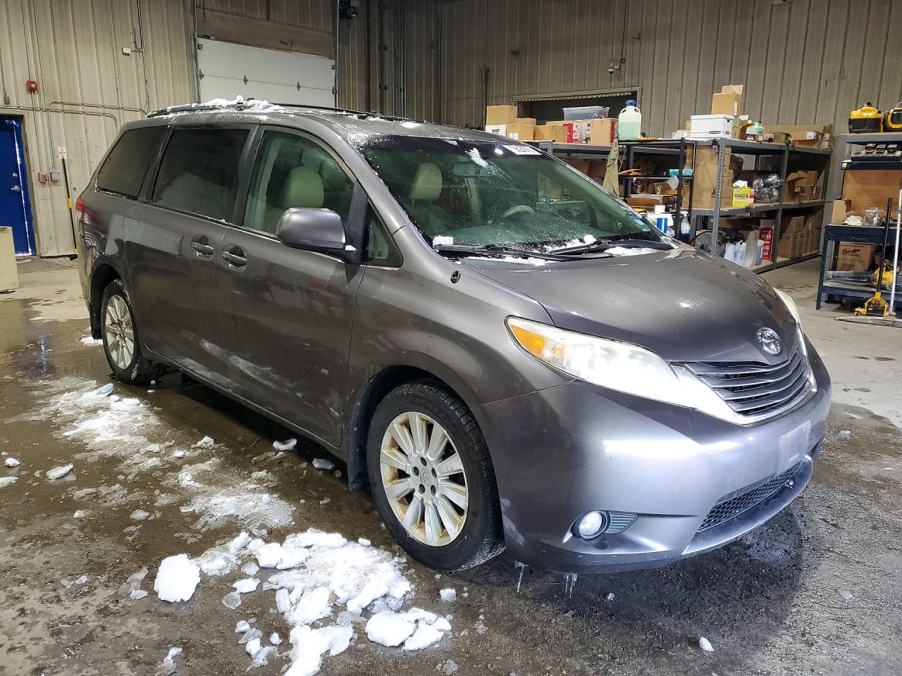 2011 TOYOTA SIENNA