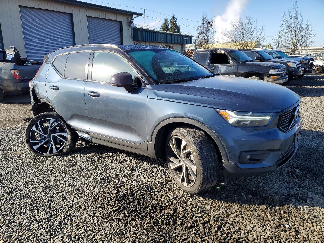 2022 VOLVO XC40