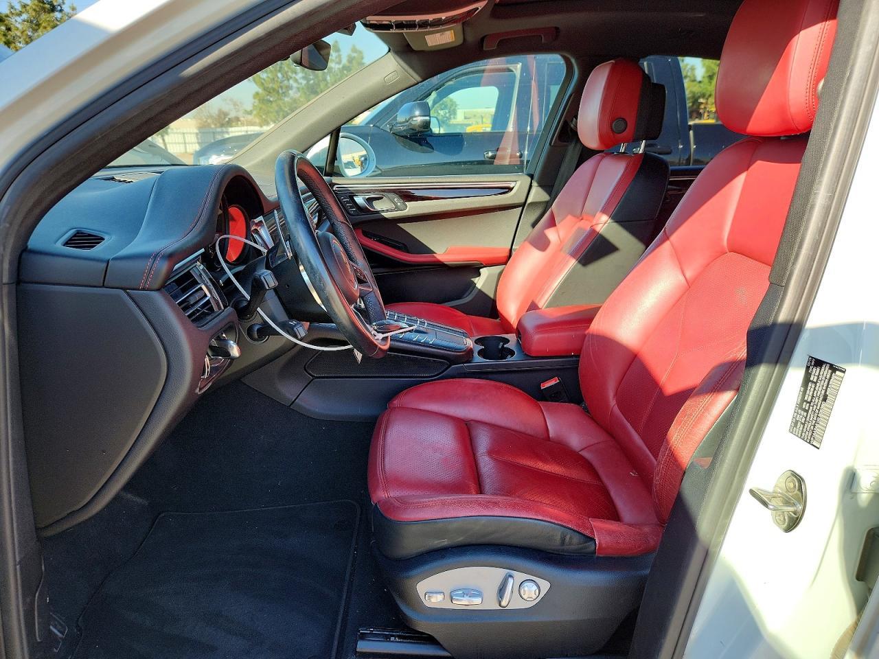 2019 PORSCHE Macan