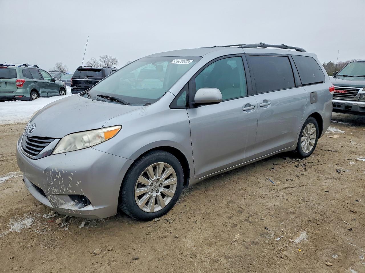2012 TOYOTA SIENNA