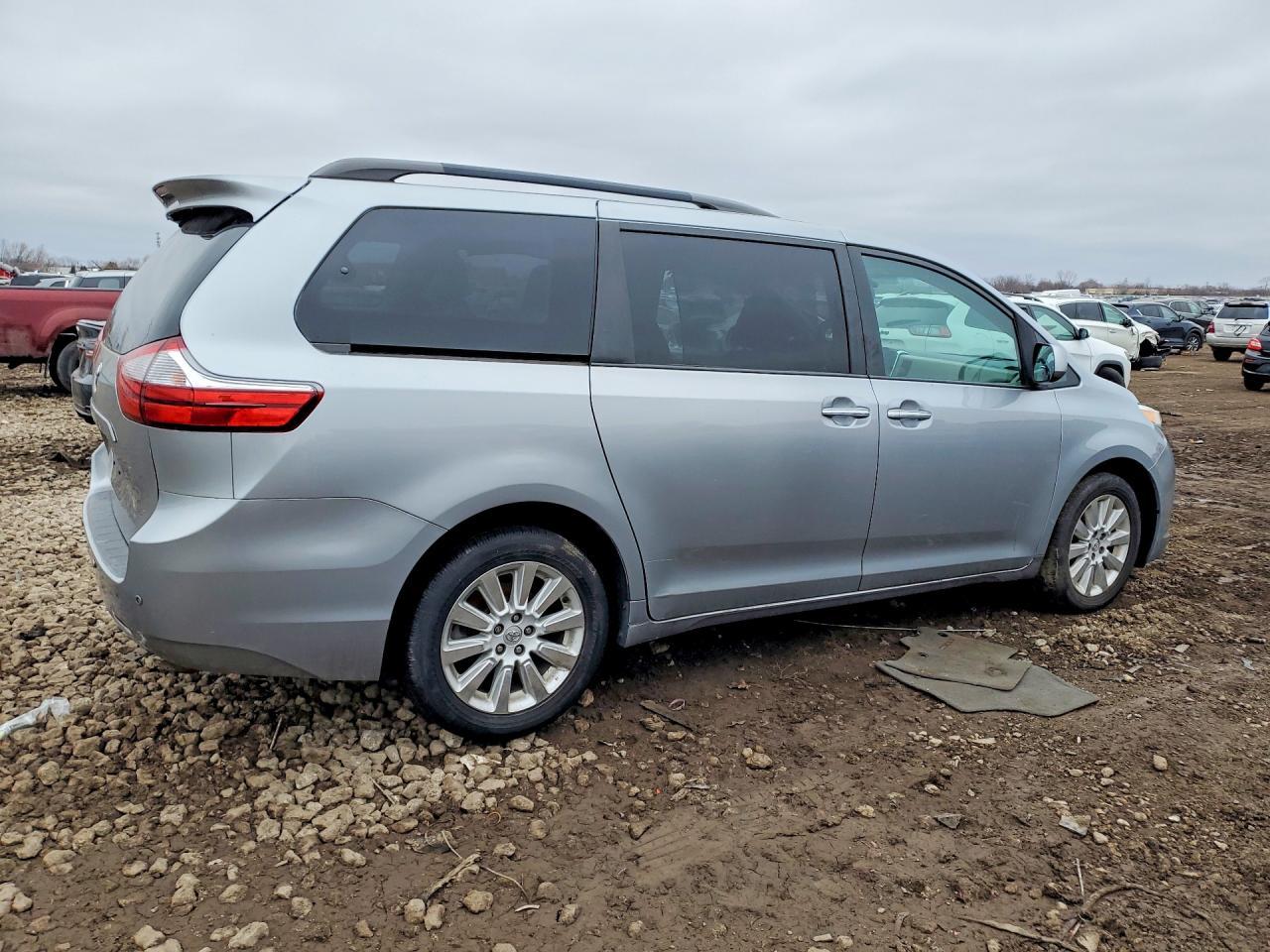 2016 TOYOTA SIENNA