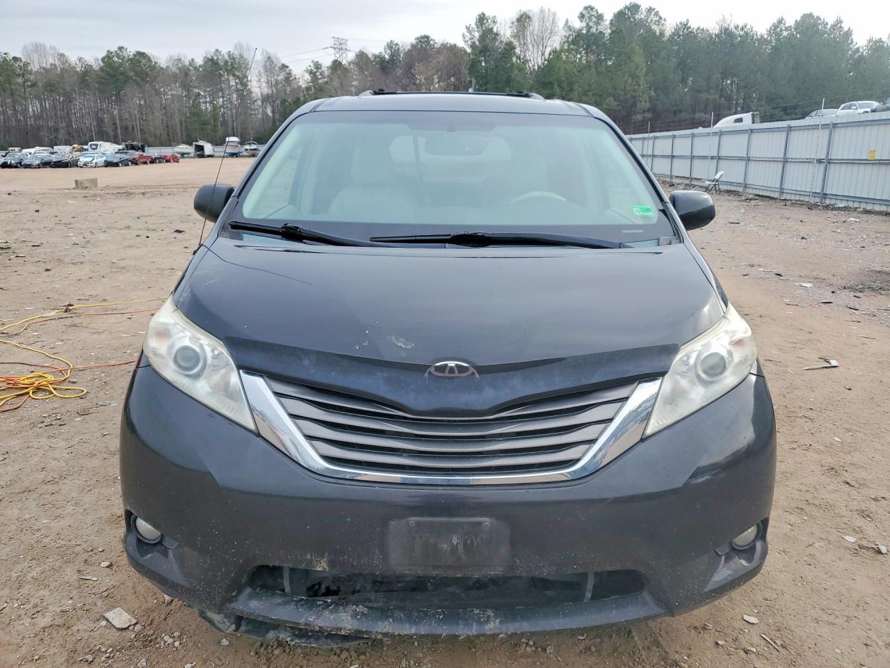 2013 TOYOTA SIENNA