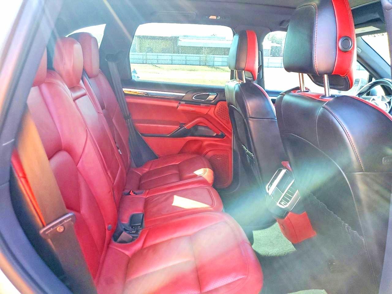 2017 PORSCHE CAYENNE