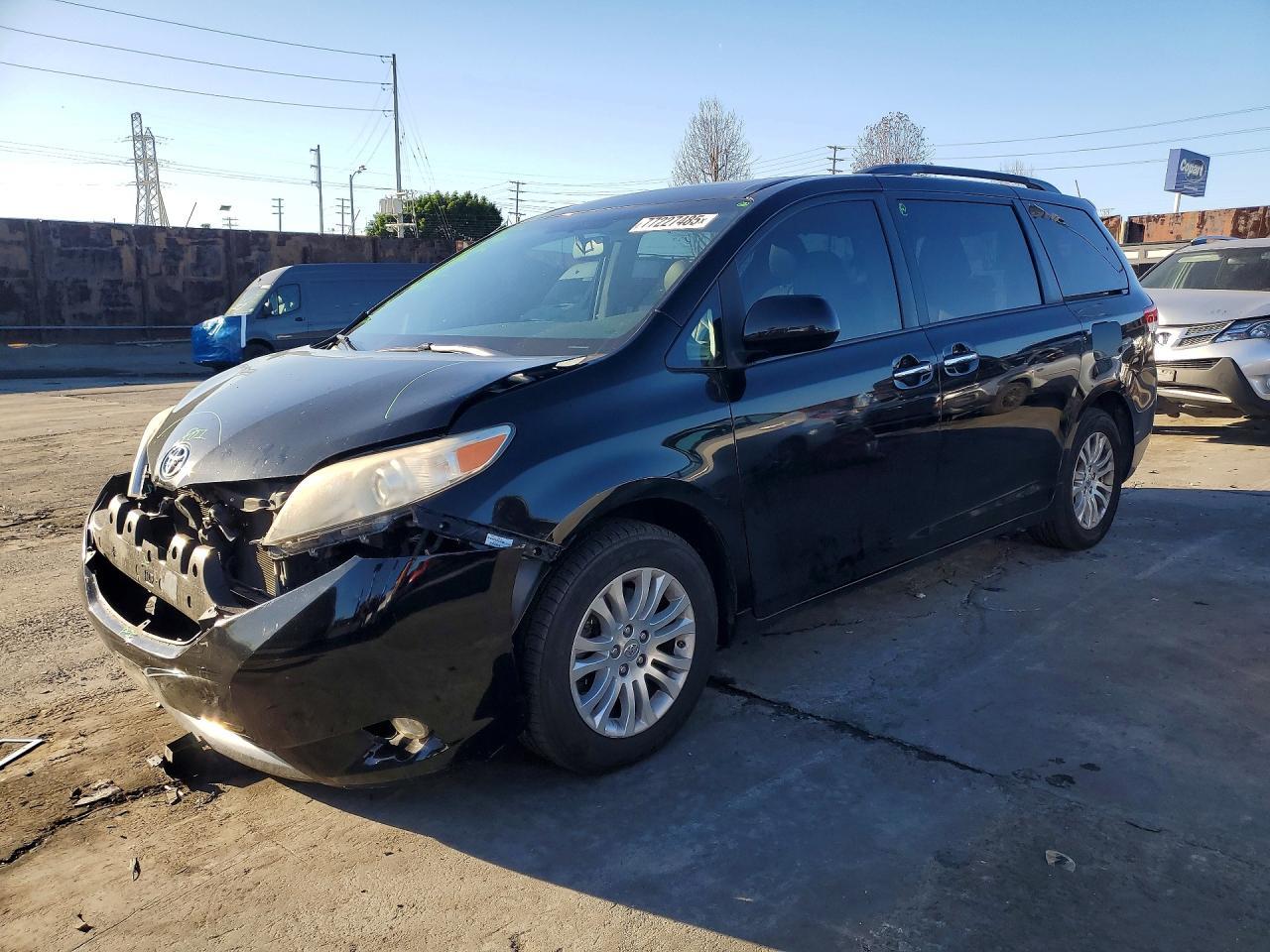 2014 TOYOTA SIENNA
