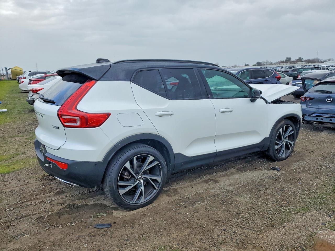 2019 VOLVO XC40