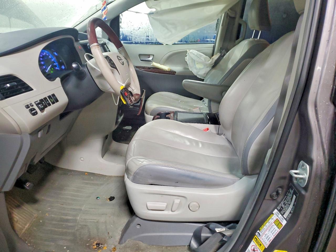 2013 TOYOTA SIENNA