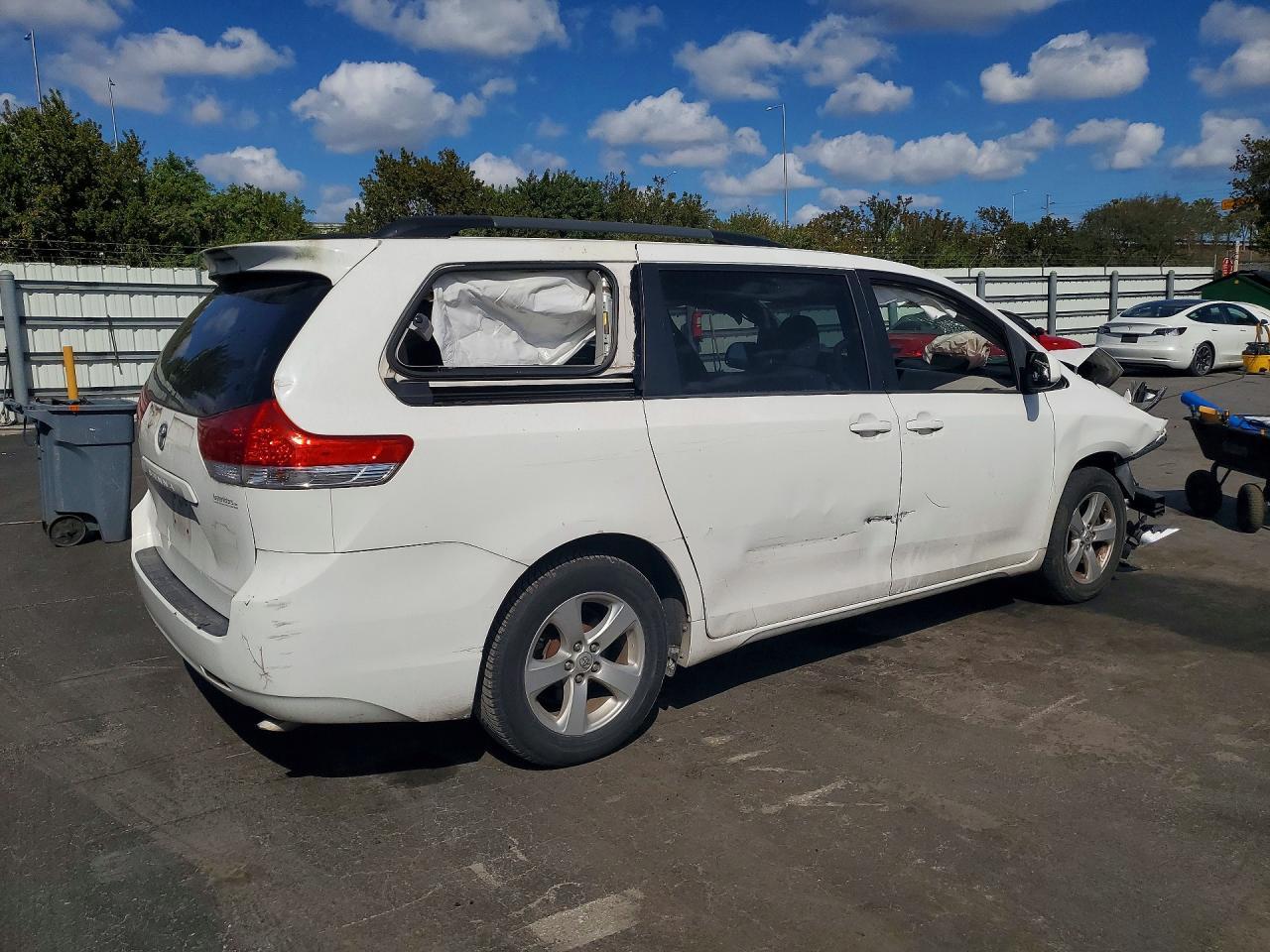 2014 TOYOTA SIENNA