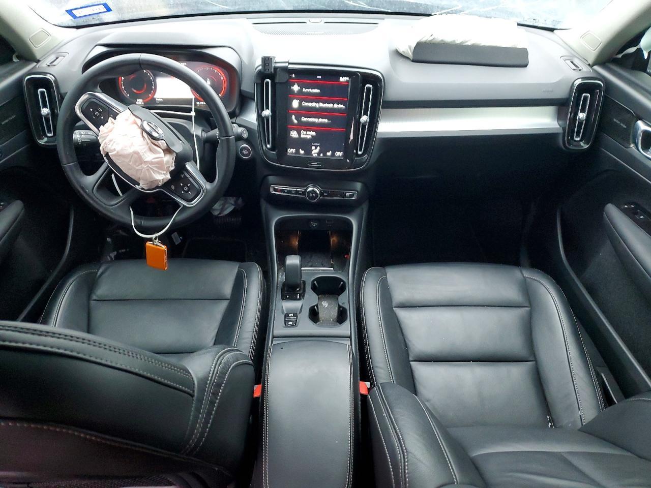 2022 VOLVO XC40