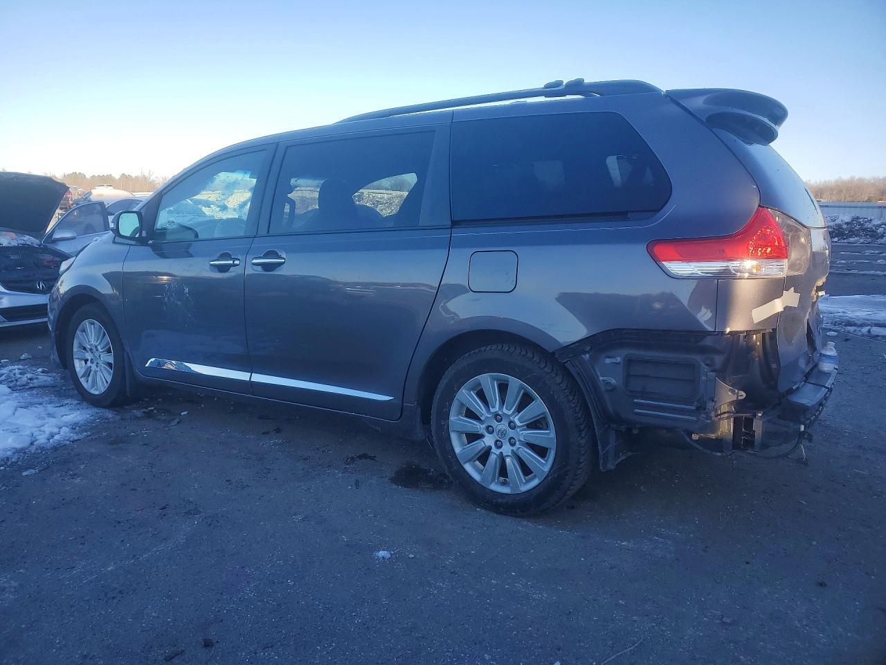 2013 TOYOTA SIENNA