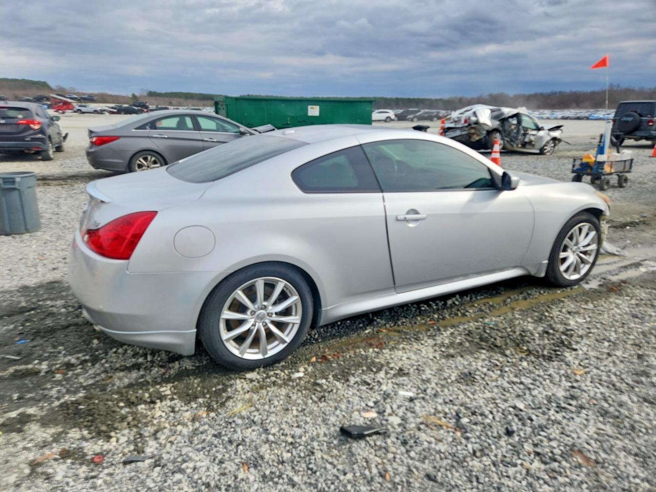 2011 INFINITI G37