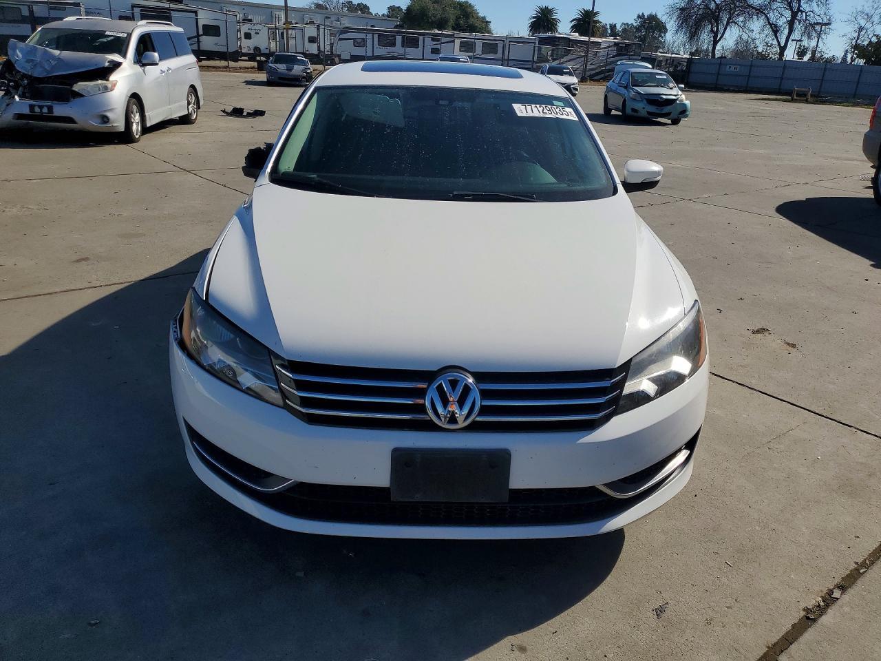 2014 VOLKSWAGEN Passat