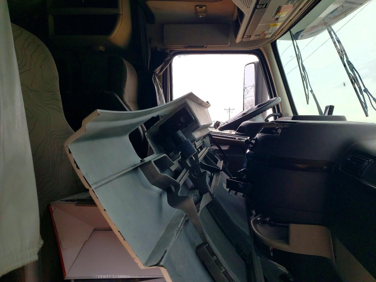 2013 VOLVO Vn